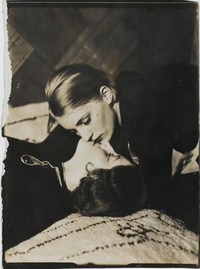 man-ray-lee-miller-embrassant-une-femme-vers-1930-via-rmn.jpg