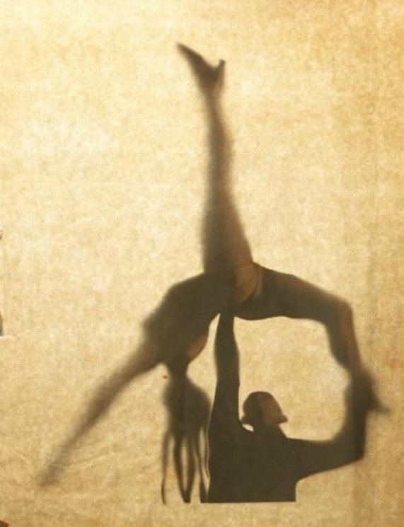 Brassaï.Etonnante ombre chinoise réalisée à partir de l'une de ses photographies représentant un couple de danseurs. L’image a été découpée et collée partiellement sur une feuille. En remuant la feuille, les personnages s'animent vers 1955. Via drouot