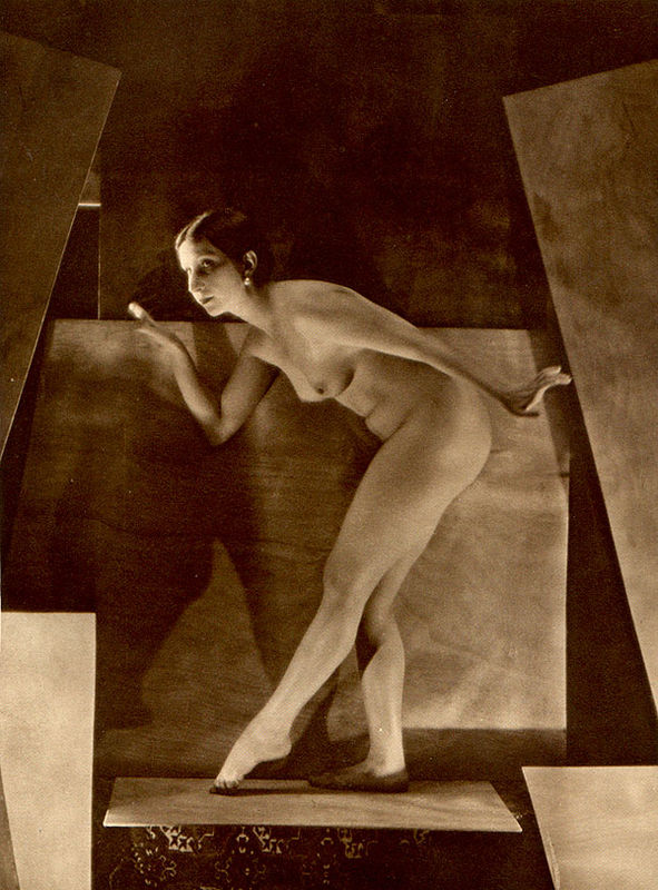 From La Beauté de la Femme14. Album du Premier Salon Internationale du Nu Photographique Paris. Daniel Masclet 1933