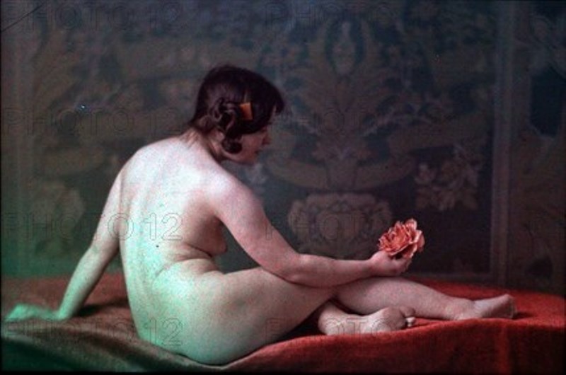Léon Gimpel. La femme à la fleur 1911. Autochrome ®SFP